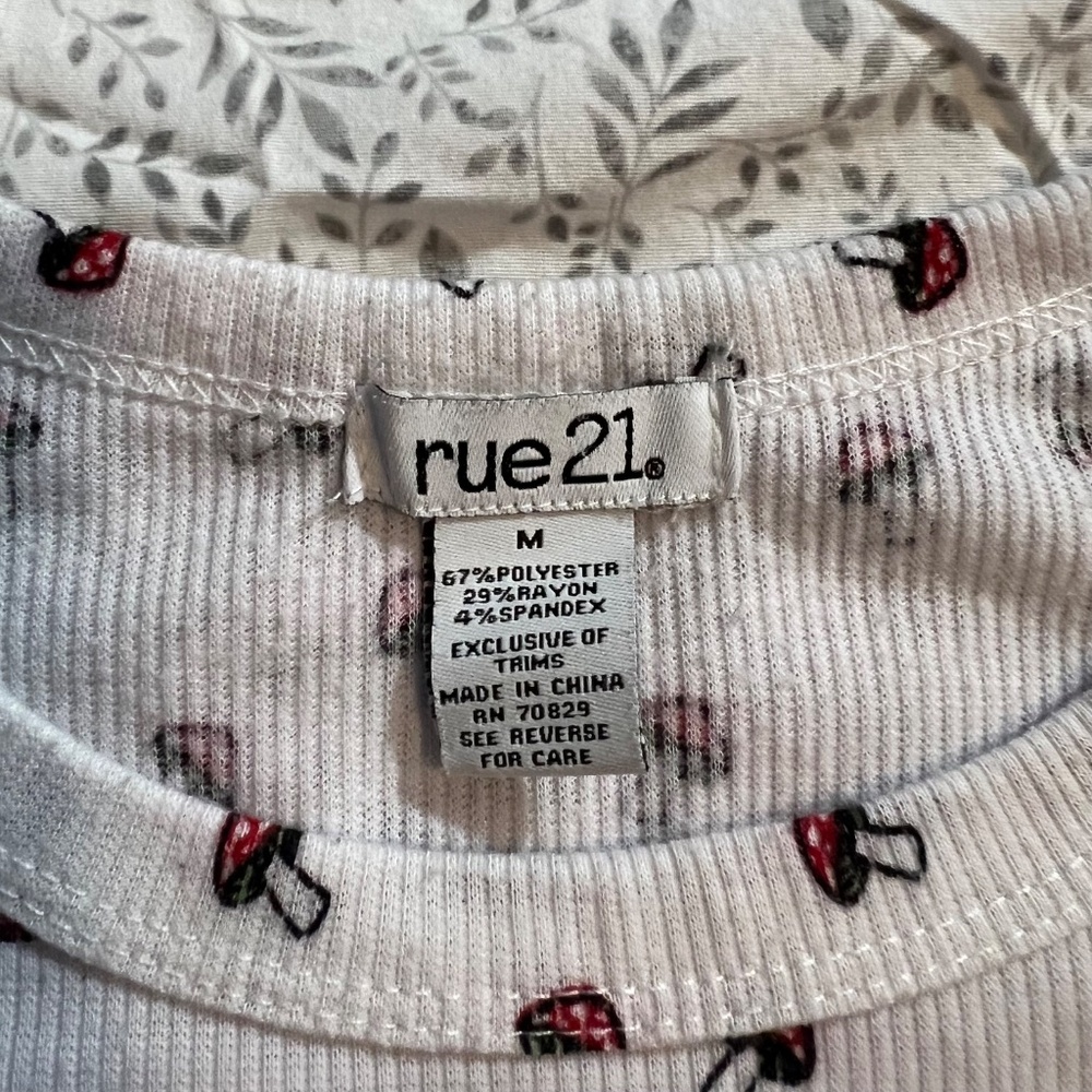 Women's Rue21 Top - Picture 3 of 3